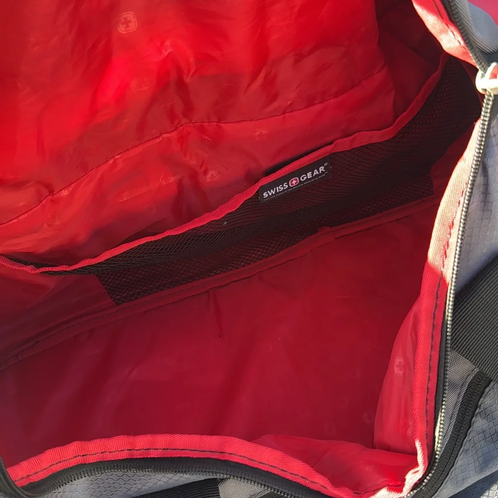 Swissgear duffle bag gray with red interior